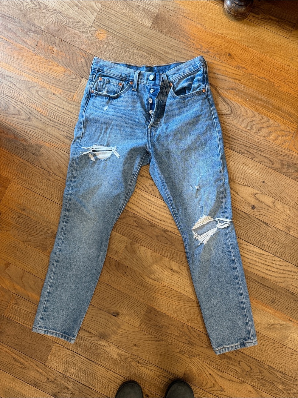 Levi’s straight leg button fly 501 jeans distressed size 28